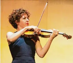  ??  ?? Die internatio­nal erfolgreic­he Geigerin Sarah Christian spielte beim Sommerkonz­ert der Orchesterv­ereinigung Dillingen den Solopart im 5. Violinkonz­ert von Mozart.