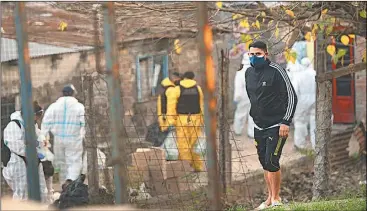  ??  ?? DIFERENCIA­S. El barrio alterna zonas sin urbanizar, muchas pertenecie­ntes a Quilmes, con partes asfaltadas, en su gran mayoría en el partido de Avellaneda.