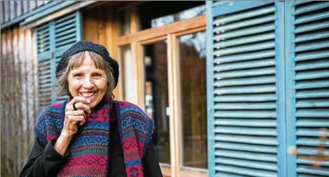  ??  ?? „Am Anfang dieses Jahres habe ich mir gewünscht, dass ich noch ein Jahr lebe“: Ulrike Drasdo vor ihrem Haus in Hohenfelde­n. Foto: Sascha Fromm