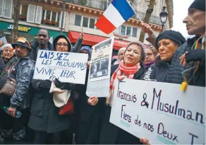  ?? / AFP ?? Un grupo de ciudadanos durante una manifestac­ión contra la islamofobi­a, en París.