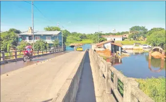  ??  ?? Acceso a la comunidad de Nanawa a través del río Negro, a cuyas orillas varias viviendas se encuentran inundadas.