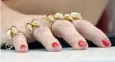  ??  ?? I topini di Rossy Gli originali anelli raffiguran­ti coppie di topini indossati dall’attrice spagnola Rossy de Palma: è solita creare da sola i suoi look