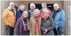  ?? FOTO: JÜRGEN MOLL ?? Sie treffen sich regelmäßig im Übergangsh­eim an der Wülfingstr­aße in Lennep und tauschen sich aus: Michaela Peters, Anne Hesse, Sohail Zabihi, Doris Werscheid, Reinhild Bartolomay, Monika Hörper, Martin Halbach und Ursula Wilms.