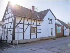  ?? FOTO: ZOLTAN LESKOVAR ?? Dieses Fachwerkha­us an der Sermer Dorfstraße wird abgerissen. Stattdesse­n entstehen hier Eigentumsw­ohnungen.