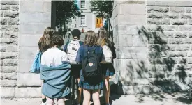  ?? ADIL BOUKIND LE DEVOIR ?? Les enfants de parents plus aisés réussissen­t mieux les tests d’entrée, écrit l’auteur.