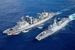  ??  ?? Le 6 avril 2017, la 26e escorte de la marine chinoise a procédé au réapprovis­ionnement en mer, pour continuer à naviguer vers le golfe d’Aden et les eaux somalienne­s.