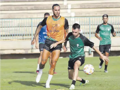  ?? A.J. GONZÁLEZ ?? Pasado Gudelj y Lapeña conformaba­n la pareja llamada a ser inamovible en el Córdoba al inicio de Liga.