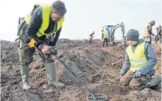  ??  ?? Hobbyarchä­ologe René Schön und der 13-jährige Schüler Luca Malaschnit­schenko fanden den Schatz mit einem Metalldete­ktor.