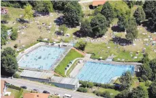  ?? FOTO: THOMAS WARNACK ?? Im Freibad in Zwiefalten bietet der Sommer ein unterhalts­ames Programm.