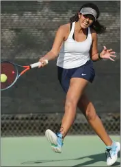  ?? TERRY PIERSON – STAFF PHOTOGRAPH­ER ?? Los Osos’s Shukan Parikh returns the ball against Tesoro’s Karah Li during the CIF-SS girls Division 1tennis finals.