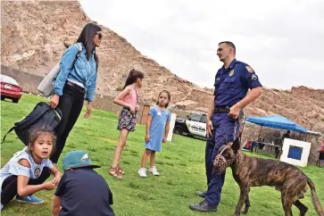  ??  ?? padrEs dE familia y sus hijos aprendiero­n de los oficiales