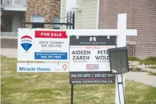  ?? BRANDON HARDER ?? Houses still are for sale in Regina, as evidenced by these signs posted Wednesday on the lawn of a property on Angus Street.