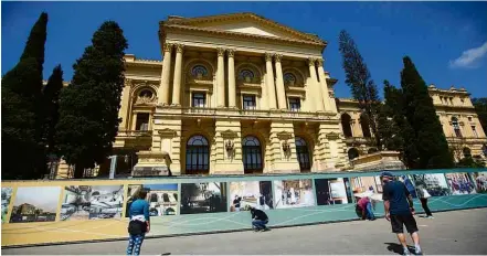  ?? Bruno Rocha/Fotoarena/Agência O Globo ?? Exposição de fotos nos tapumes que cercam o Museu Paulista, no Ipiranga, zona sul de São Paulo