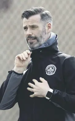  ?? ?? Motherwell manager Stuart Kettlewell overseeing a training session at Dalziel Park yesterday ahead of tomorrow’s crucial home fixture with Hibs
