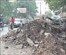  ?? ARVIND YADAV/HT PHOTO ?? Debris lying on Maharaja Ranjeet Singh Marg. PWD is constructi­ng a drain here, near Guru Nanak Eye Hospital.