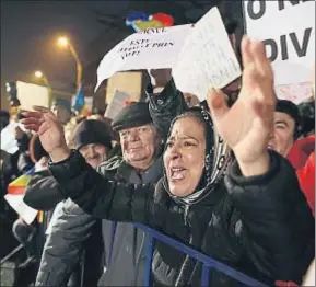  ?? DARKO BANDIC / AP ?? Una manifestan­te expresa su ira en la marcha de anoche en Bucarest