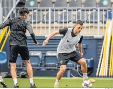  ?? MÁLAGA CF ?? Yanis Rahmani conduce la pelota presionado por Jozabed en un entrenamie­nto.