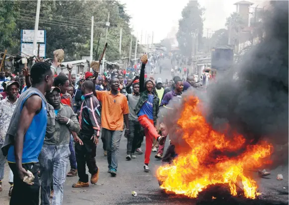  ?? FOTO: JEROME DELAY AP/TT ?? Missnöje. Anhängare till opposition­sledaren Raila Odinga protestera­r i slumområde­t Kibera i Nairobi.