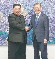  ?? AP ?? El líder norcoreano Kim Jong Un (i) y el presidente surcoreano Moon Jae-in.