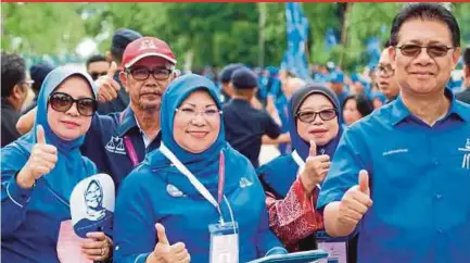  ?? PIC BY JOSHUA ERIC ?? Barisan Nasional candidate for the Batang Lupar parliament­ary seat Datuk Seri Rohani Abdul Karim (centre) with her supporters in Sri Aman yesterday.