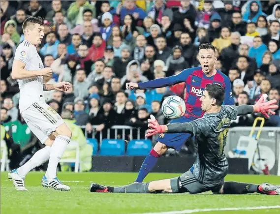  ?? FOTO: AP ?? Thibaut Courtois desbarató con esta gran salida la primera gran ocasión del Barça, un mano a mano entre el portero belga y Arthur Melo