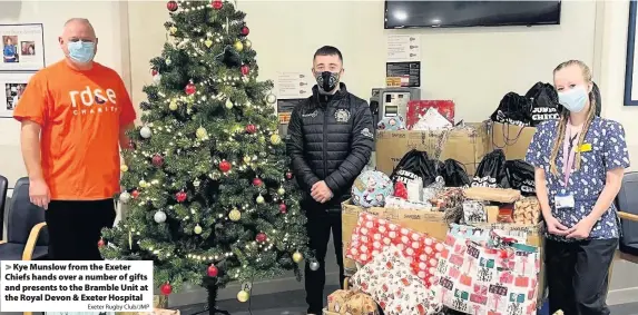  ?? Exeter Rugby Club/JMP ?? Kye Munslow from the Exeter Chiefs hands over a number of gifts and presents to the Bramble Unit at the Royal Devon & Exeter Hospital