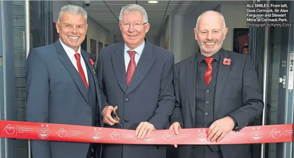  ?? Photograph by Kenny Elrick ?? ALL SMILES: From left, Dave Cormack, Sir Alex Ferguson and Stewart Milne at Cormack Park.