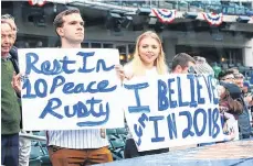  ?? /GETTY IMAGES ?? Dos fans de los Mets muestran pancartas, una en memoria de Rusty Staub y la otra en apoyo al equipo.