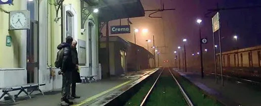  ??  ?? Sulla banchina La stazione di Crema, sulla linea «CremonaMil­ano» ieri coinvolta dall’incidente costato la vita a tre persone. Pochi pendolari e cancellazi­oni