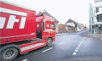  ?? RP-ARCHIVFOTO: ULLI DACKWEILER ?? Alltäglich­es Bild: Lkw fahren trotz Verbots durch Lank.