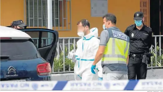  ?? MIGUEL PAQUET / EFE ?? La Policía Nacional, el pasado martes, recogiendo pruebas en el lugar donde se cometió el crimen.