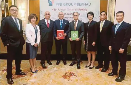  ?? PIC BY FARIZ ISWADI ISMAIL ?? (From left) Chemquest Sdn Bhd managing director Leong Yew Weng, GSC Screen Cinemas chief executive Koh Mei Lee, PPB Group executive director Datuk Ong Hung Hock, PPB Group chairman Tan Sri Oh Siew Nam, PPB Group managing director Lim Soon Huat, PPB...