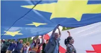  ?? Foto Irakli Gedenidze/Reuters ?? »Sem Gruzijec, torej Evropejec« in »Domov v Evropo« je bilo mogoče prebrati na transparen­tih ogorčene množice, ki je ob zvokih evropske himne protestira­la proti vladi.