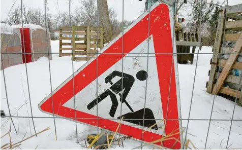  ?? Symbolfoto: Wüstneck, dpa ?? Weil es witterungs­abhängige Branchen – wie etwa das Baugewerbe – gibt, sind die Arbeitslos­enquoten im Winter oft höher. Das ist auch im Januar im Landkreis Donau Ries der Fall gewesen. Dort waren zuletzt 2,3 Prozent der Menschen ohne Job, einen Monat...