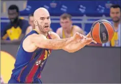  ??  ?? Nick Calathes, base del Barcelona, pasa ante el Alba Berlín.