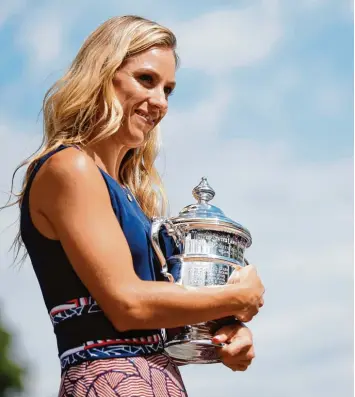  ?? Foto: Cj Gunther, dpa ?? Der Sieg bei den US Open vor einem Jahr war Angelique Kerbers größter Triumph. Jetzt will sie ihren Titel verteidige­n, die Vor zeichen stehen aber alles andere als gut.