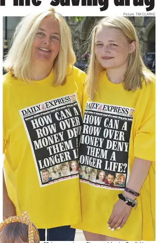  ?? Picture: TIM CLARKE ?? CF drug campaigner­s Sharon and Jessica Cranfield