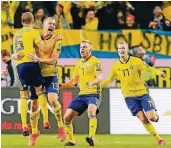  ?? FOTO: DPA ?? Gemeinsam mit seinen schwedisch­en Teamkamera­den feiert Jacob Johansson (2. v. li.) seinen entscheide­nden Treffer gegen die favorisier­ten Italiener.