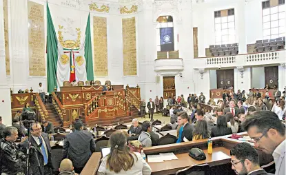  ??  ?? El partido de Andrés Manuel López Obrador tiene 207 empleados en el órgano legislativ­o de la CdMx.