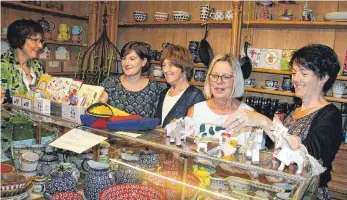  ?? FOTO: BETTINA MUSCH ?? Die fünf Frauen, die im Lädele im Bauernhaus­museum Allgäu-Oberschwab­en Wolfegg arbeiten, von links: Ingrid Nussbaumer, Pächterin Andrea Eiden, Renate Mattern-Guter, Angelika Stotz, Birgit Purkart.