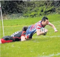  ?? GARETH ANTHONY ?? Full-back Matthew Murphy scores Tondu’s opening try