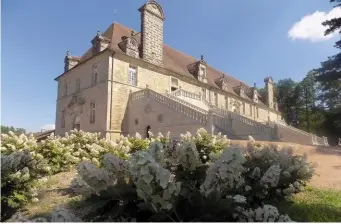  ??  ?? Les Vignerons des Terres Secrètes participen­t à la sauvegarde des écuries de Chaumont-Laguiche.