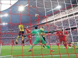  ??  ?? Bayern y Dortmund pueden seguir su pugna por el título en mayo.