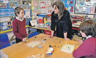  ?? 01_A12science­09 ?? Ben Worthingto­n and Louis Gray show how electrical currents work.