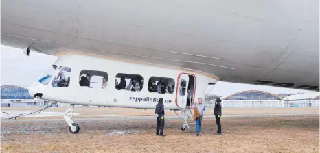  ??  ?? Zwischen zwölf und 14 Passagiere­n können in der Zeppelin-Kabine Platz nehmen.