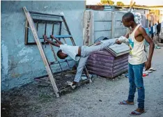  ?? Foto: Corinna Guthknecht, BJV, dpa ?? In einem südafrikan­ischen Township trainieren Jugendlich­e in einer Tanzschule. Die Foto Serie ist Sieger in der Kategorie Nachwuchs.