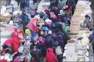  ?? LIU DEBIN / FOR CHINA DAILY ?? A country market for Spring Festival purchases in Dalian, Liaoning province throngs with customers.