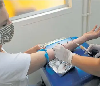  ?? REUTERS ?? Muestras. Las autoridade­s chilenas inician la vacunación en Araucania y Biobio.