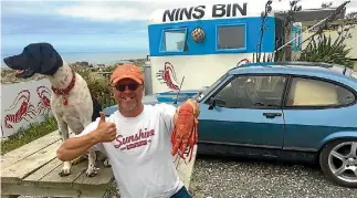  ??  ?? Mike O’Donnell and Cactus savouring the sights and tastes of Kaikoura.