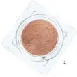  ??  ?? 1. Poudre or blanchiAur­a Dew Solar 02 de Shiseido, 32 €.